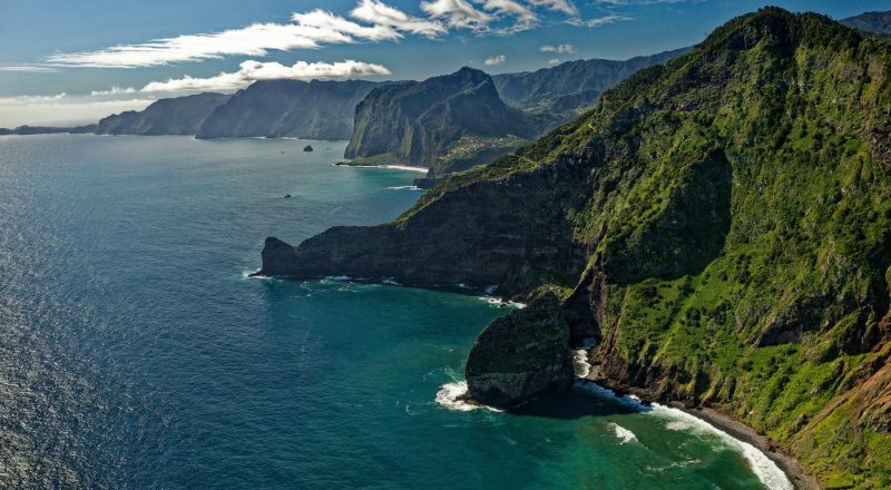 Von Grün bedeckte Klippen und Meer in Madeira. (Bild: Unsplash)