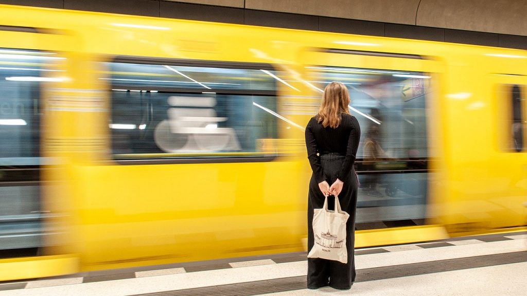 U-Bahn fährt ein. (Bild: wal_172619 / Pixabay)