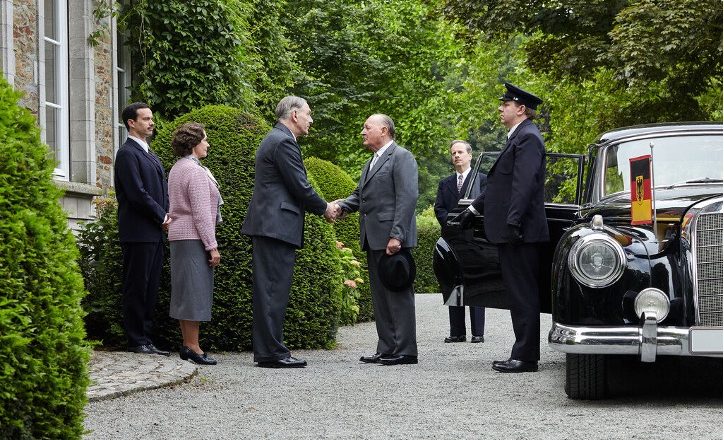 Im Film geben sich Burghart Klaußner als Konrad Adenauer und Yves Berteloot als Charles de Gaulle vor einem Landhaus die Hand.