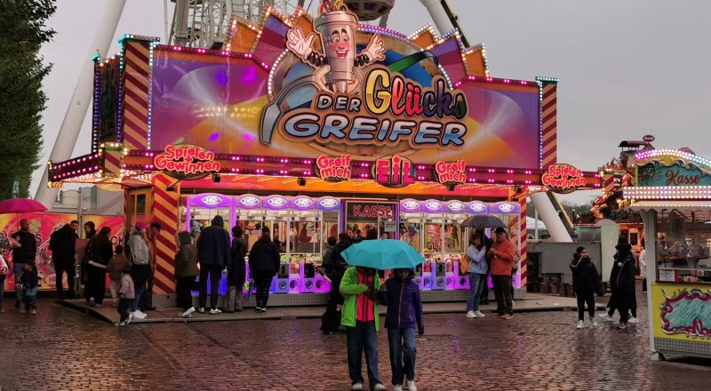 Wer zahlt, vielleicht gewinnt: Der Glücksgreifer auf dem Mainzer Rheinfrühling. (Bild: Asja Wortmann)