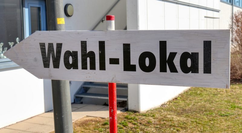 Eingang zu einem Wahllokal (Pixabay/planet_fox).