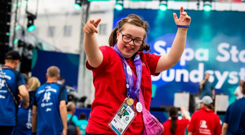 Eine Teilnehmerin der Nationalen Spiele 2022 feiert in Berlin. Foto: Special Olympics Deutschland