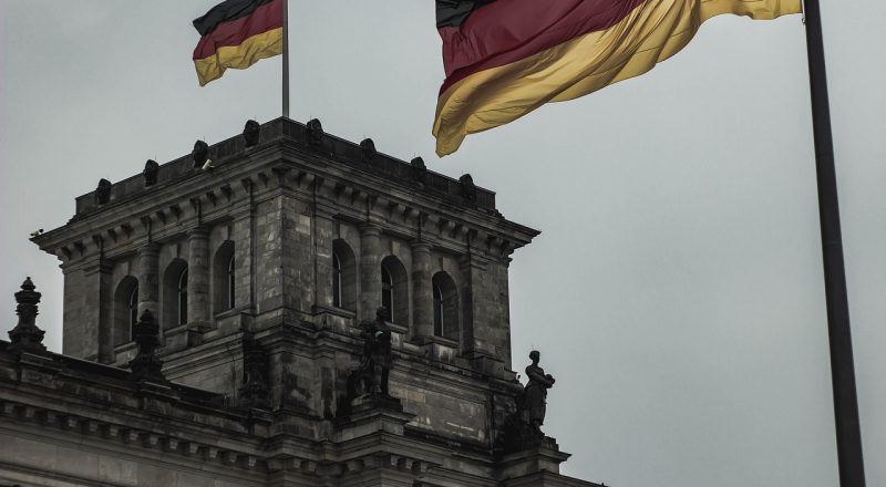 Grauer Himmel über dem Bundestag, Symbolbild (Bild: maksimjus / Pixabay)