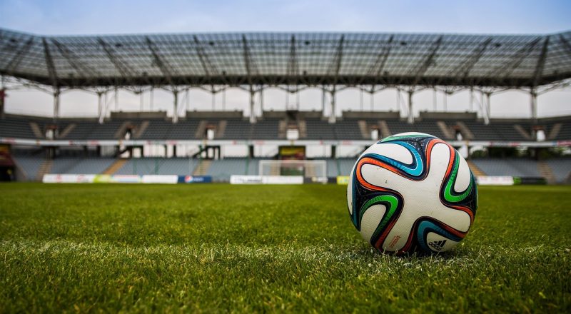 EIn Ball liegt in einem Stadion (Foto: pixabay/jarmoluk).