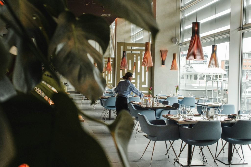 Die Umsätze von Restaurants und Hotels sind niedriger als im Vorjahr. (Foto: Louis Hansel / Unsplash)