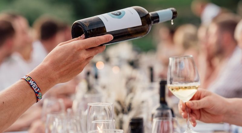 Der Sommer steht vor der Tür - und mit ihm viele Weinfeste. Foto: (Max Dormann / pixabay)