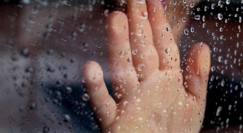 Symbolbild Missbrauch. Kind hält Hand gegen Fensterscheibe. Foto: tatlin