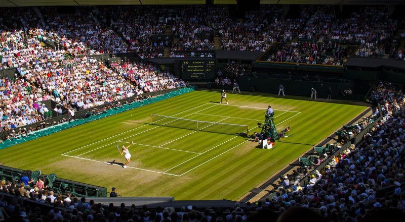 Zwei Tennisspielerinnen spielen um den Sieg im Fraueneinzel in Wimbledon. (Foto: davidkenny91/pixabay)