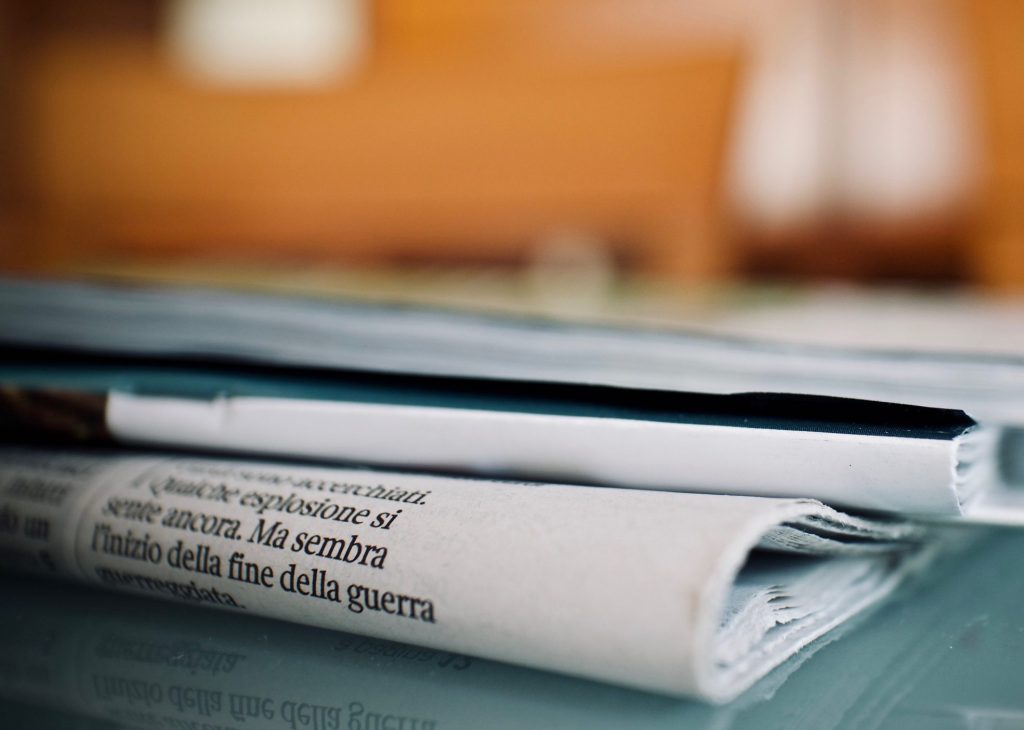 Zeitungen auf einem Tisch (Bild: sweetlouise/Pixabay)