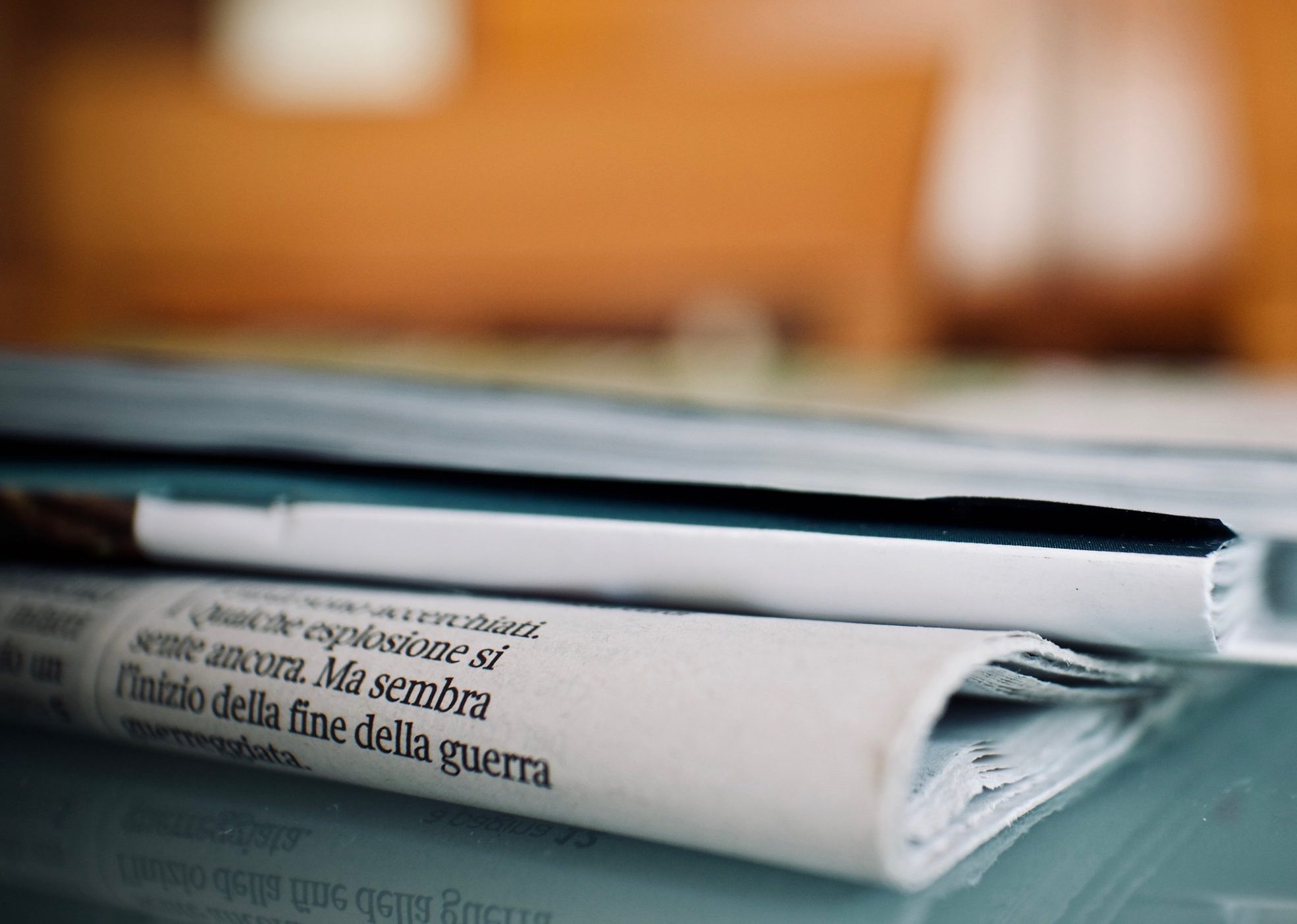 Zeitungen auf einem Tisch (Bild: sweetlouise/Pixabay)