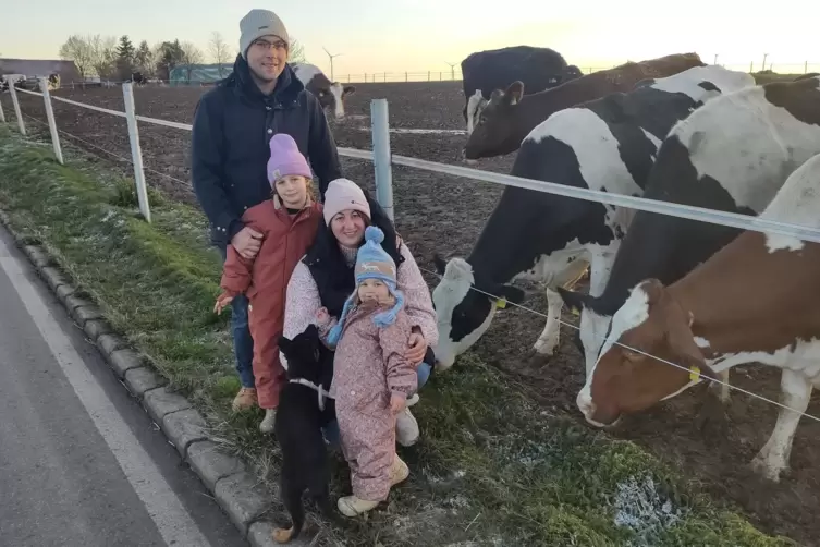 Freuen sich über den Preis für die hervorragende Qualität ihrer Milch: Steffen Schreck, Inhaber des Betriebs auf dem Felsbergerhof, und seine Lebensgefährtin Maike Brendel, hier zusammen mit den Töchtern Mila und Finja, Hündin Leija sowie einigen der rund 300 Kühe. Foto: Jonas Driedger