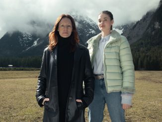 Das Ermittlerduo Daphne Meindl (Philine Schmölzer) und Ira Zach (Lavinia Wilson) sucht den Mörder eines Tierschützers (Bild: ZDF)