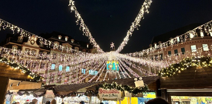 Weihnachtsmarktlichter im Dunkeln (Foto: Lena Scheidt)