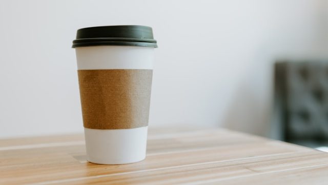 Kaffeebecher auf einem Tisch