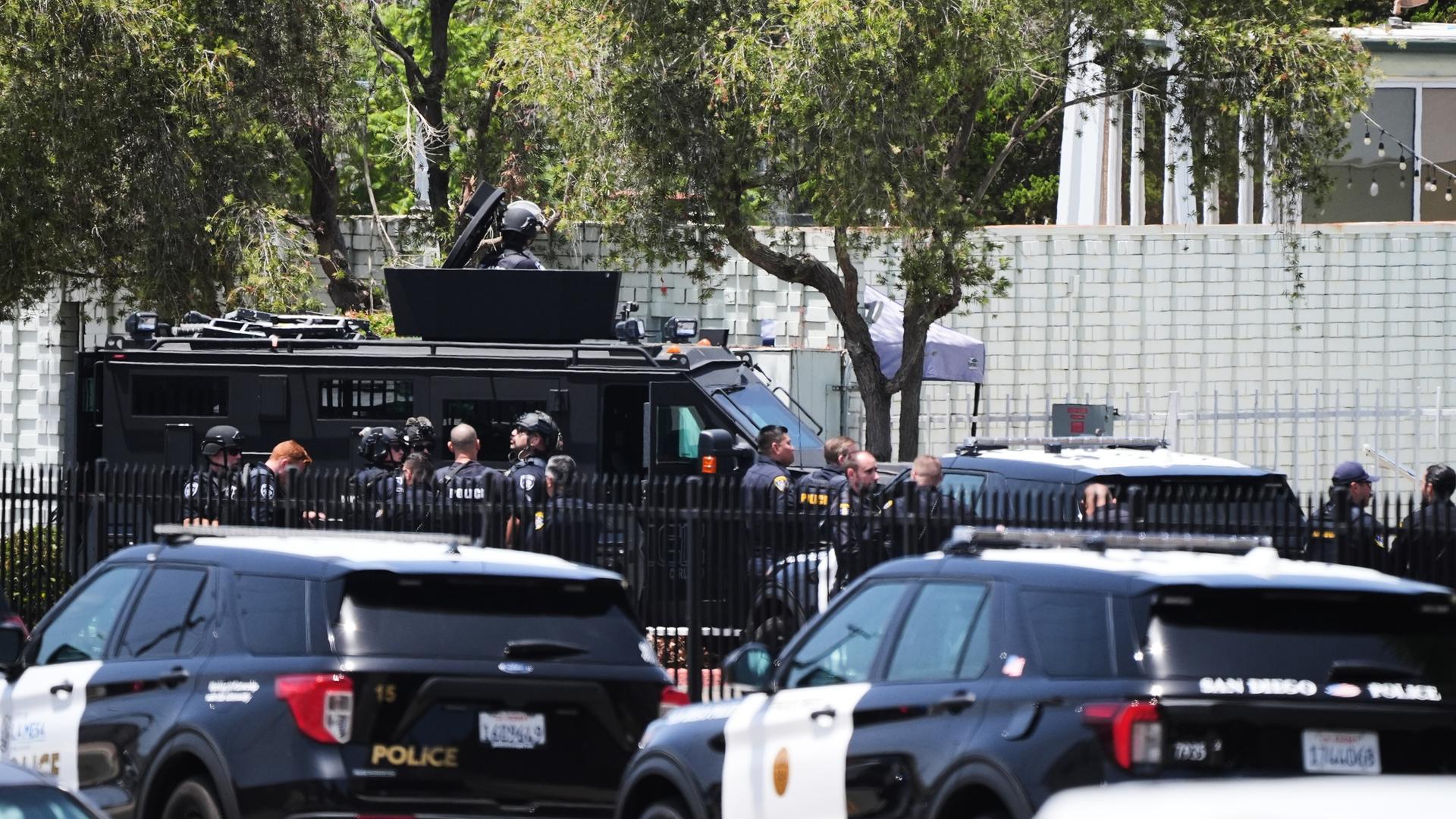 Polizeieinsatz am Islamischen Zentrum von San Diego. (Foto: picture alliance / AP Photo / Gregory Bull / Gregory Bull)