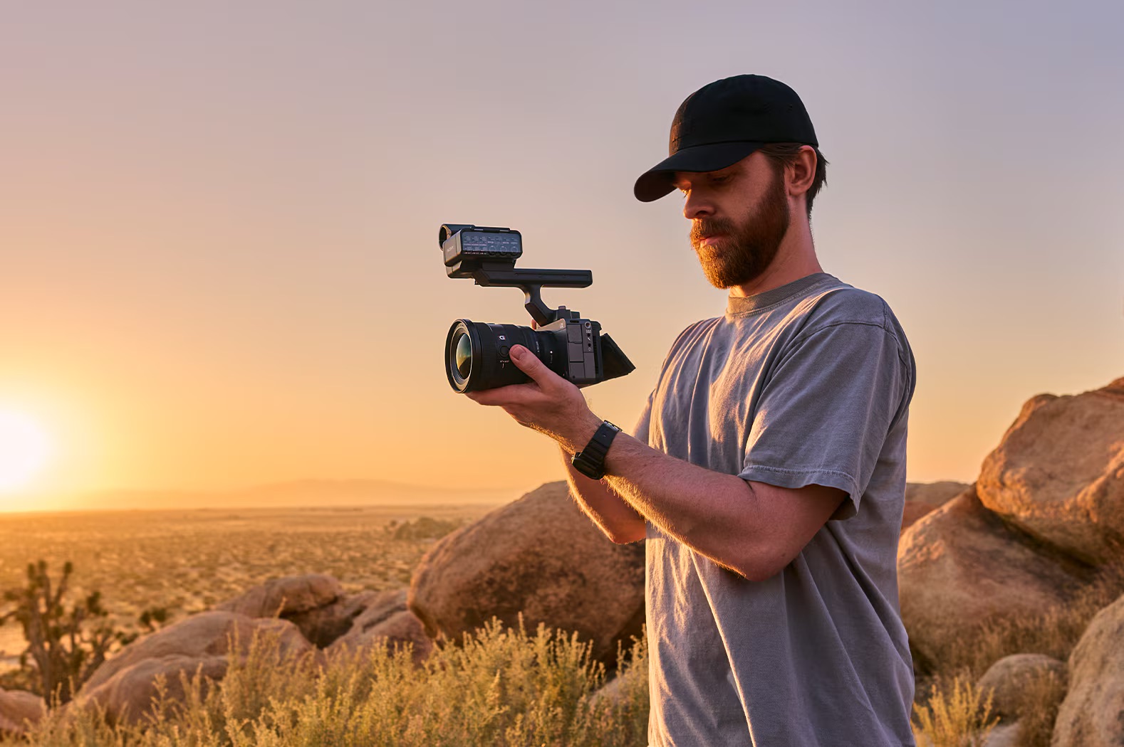 Mann dreht mit Sony im Sonnenuntergang
