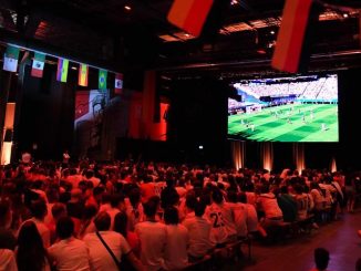 In der Halle 45 verfolgen Fußballfans das WM-Spiel Deutschland gegen Paraguay.