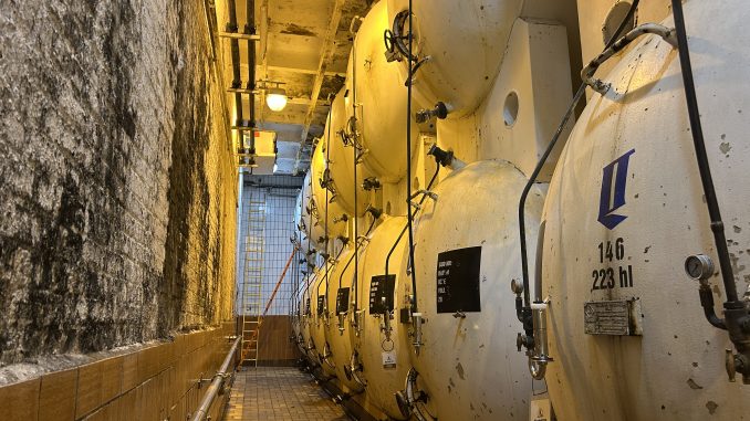 Im Lagerkeller der Brauerei reift das Bier in großen Tanks und bekommt die Zeit für seinen Geschmack. 