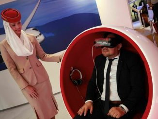 Mit VR-Brille am Stand der Vereinigten Arabischen Emirate: Hat dieser ITB-Besucher die Klimabilanz seiner Branche fest im Blick?