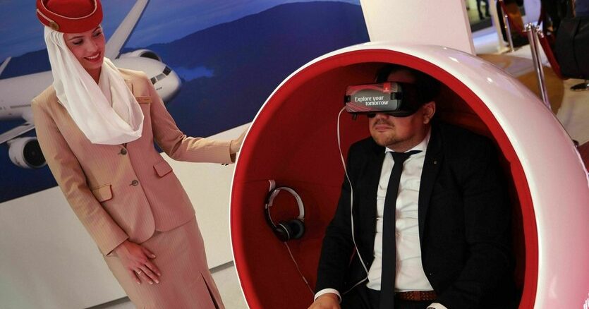 Mit VR-Brille am Stand der Vereinigten Arabischen Emirate: Hat dieser ITB-Besucher die Klimabilanz seiner Branche fest im Blick?